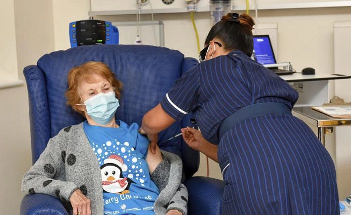 Vo Veľkej Británii sa ako prvá dala zaočkovať 91-ročná Margaret Keenan