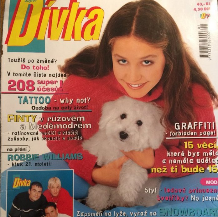 Na titulnej fotke mladá Agáta pózuje so psíkom.